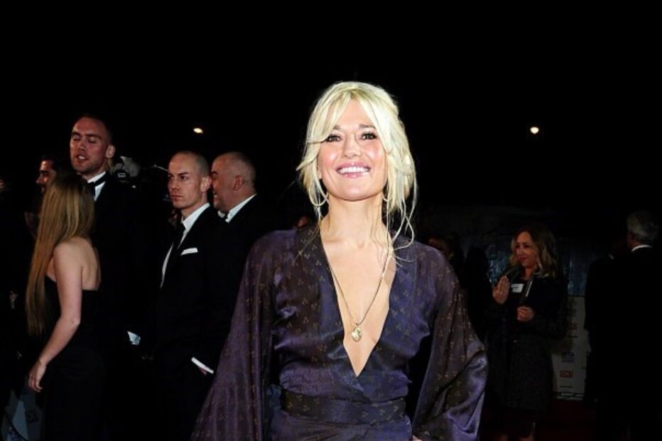 A atriz inglesa Rachel Wilde não se mostrou afetada com a roupa interior à mostra e continuou a desfilar