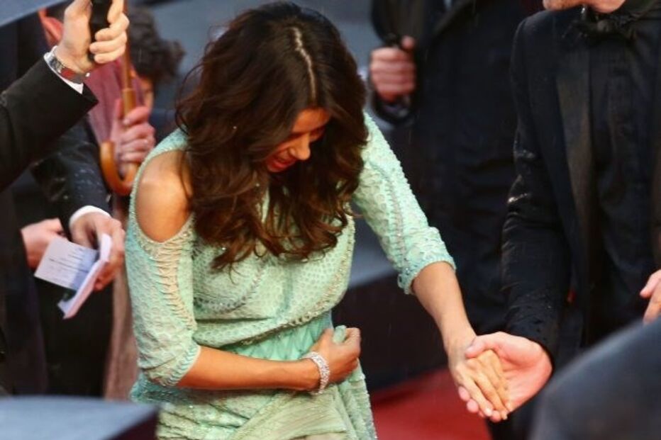 A atriz Eva Longoria, conhecida por deslumbrar em todos os eventos, estava mais preocupada em não molhar o vestido e mostrou demais