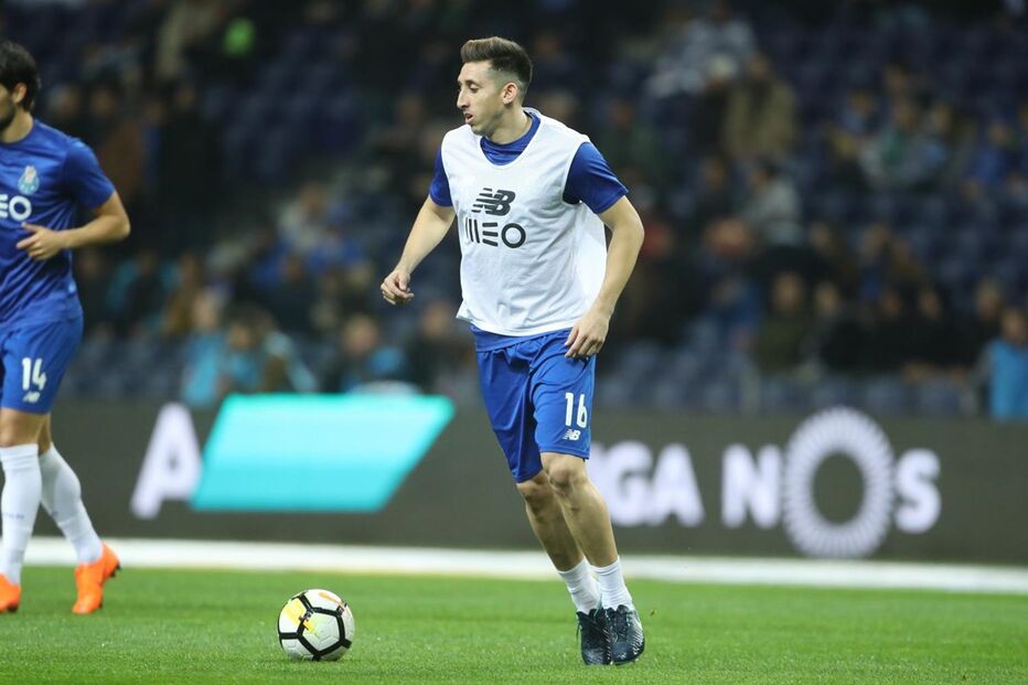 Jogadores do FC Porto aquecem para o clássico com o Sporting