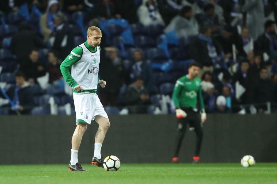  Jogadores do Sporting aquecem para o clássico no Dragão