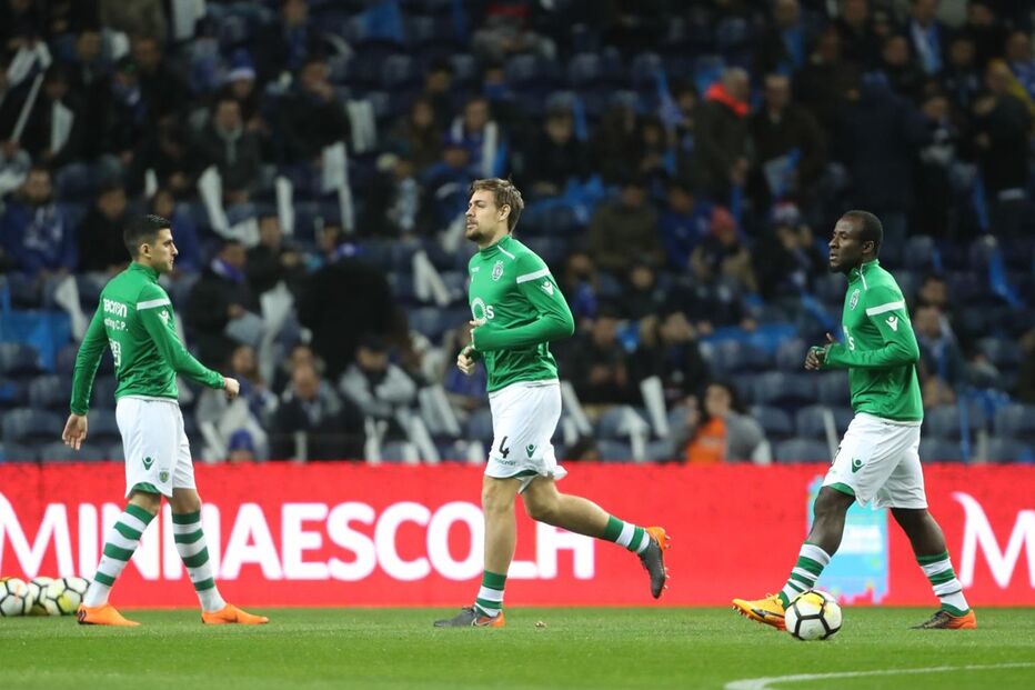  Jogadores do Sporting aquecem para o clássico no Dragão