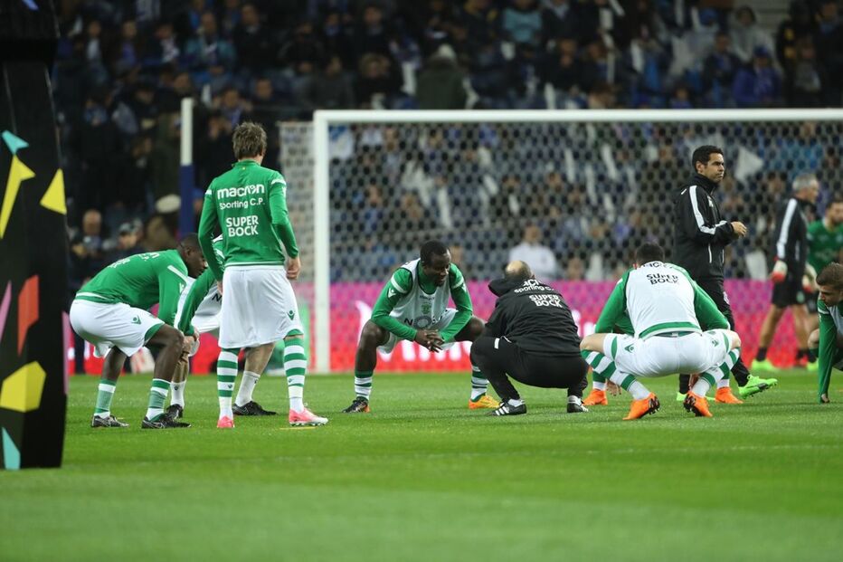  Jogadores do Sporting aquecem para o clássico no Dragão