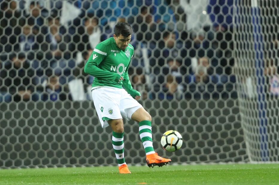  Jogadores do Sporting aquecem para o clássico no Dragão