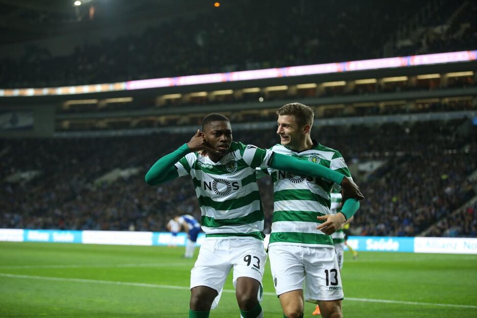 Jogadores do Sporting comemoram golo do Rafael Leão