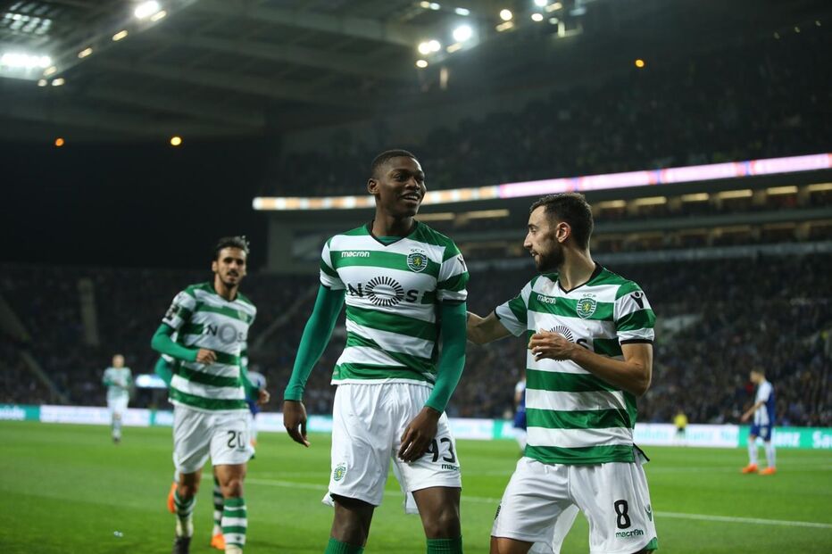 Jogadores do Sporting comemoram golo do Rafael Leão