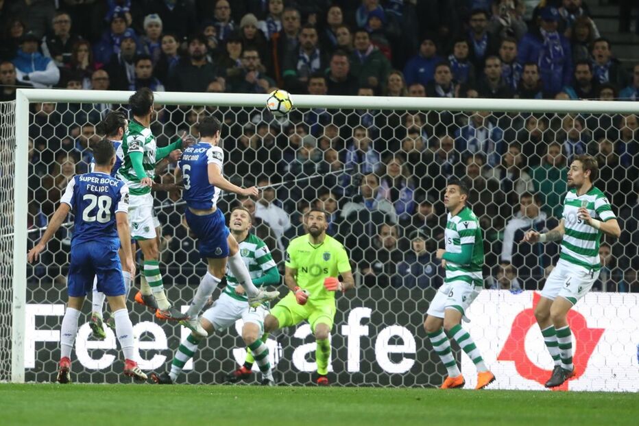 Jogadores do FC comemoram o golo de Marcano