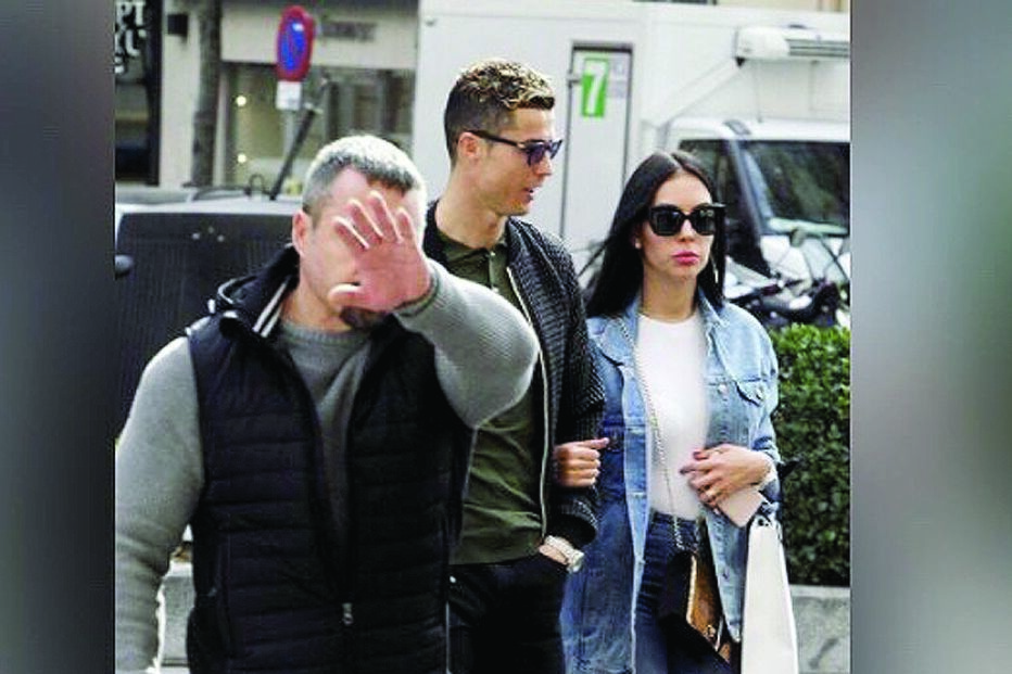 Cristiano Ronaldo e Georgina de braço dado em Madrid