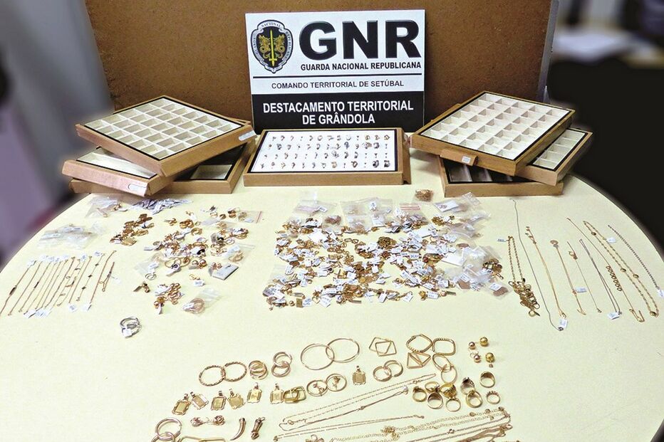 Peças em ouro e joias roubadas pelo ladrão e recuperadas pela GNR