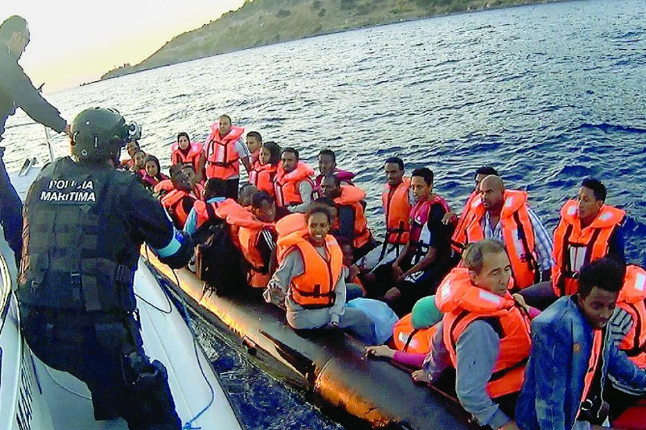 Polícia Marítima ajuda migrantes