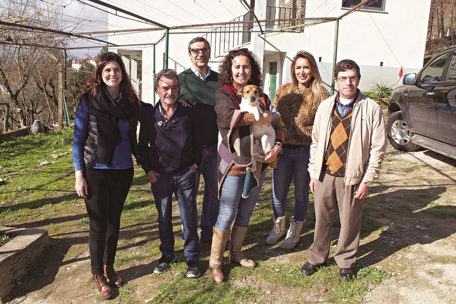 Piloto acompanhado dos veterinários que o trataram regressou a Vinhó para visitar o dono (2º da esq. para a dir.) 