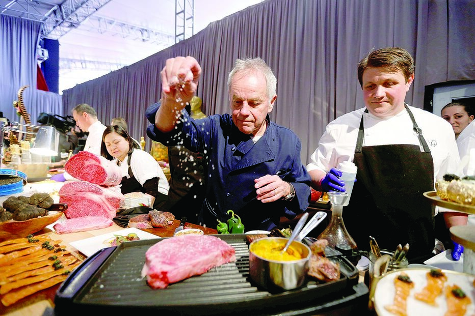 O jantar  Dos Óscares está a ser preparado com todo  o rigor  e pormenor há já largos meses. O vinho a ser servido aos convidados, por exemplo, chega da quinta do realizador Francis Ford Coppola