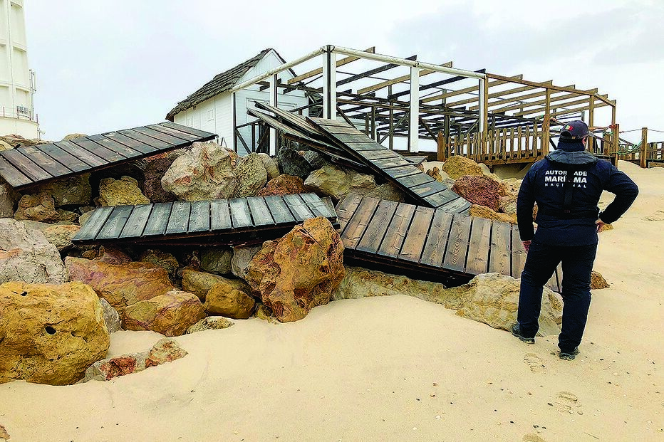 Ondas destruíram estruturas na costa
