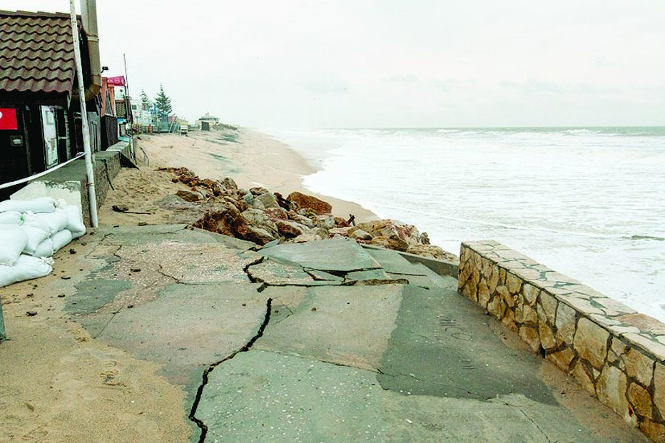 Escadaria destruída na praia de Faro