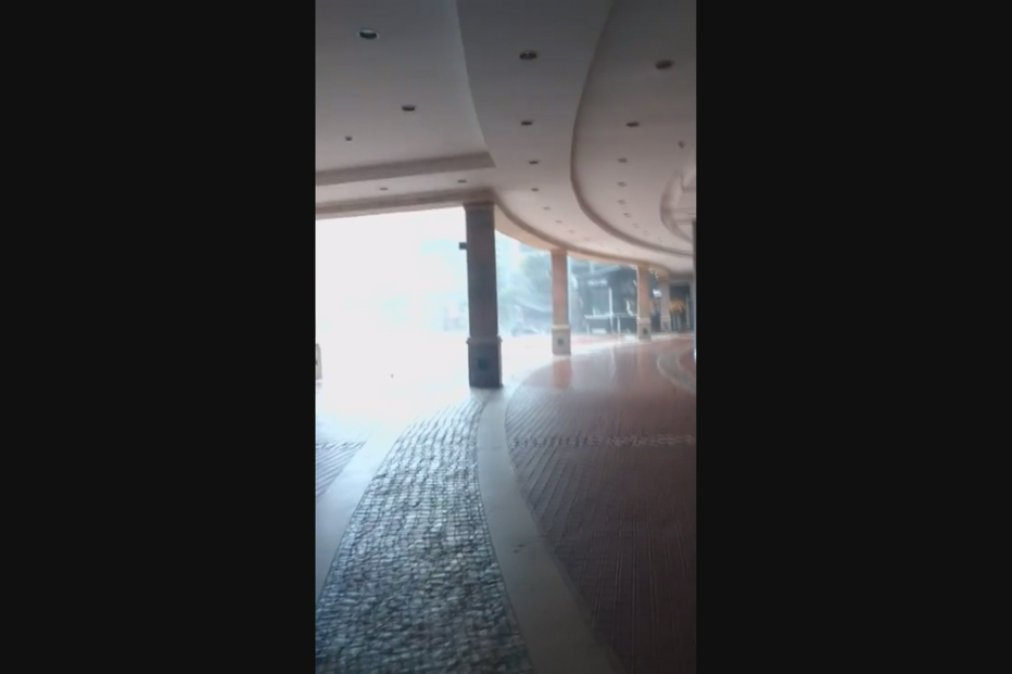 Tempestade parte vidros e arranca árvores no Fórum Algarve