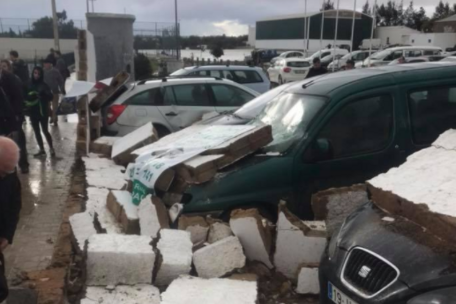 Muro do estádio colapsou
