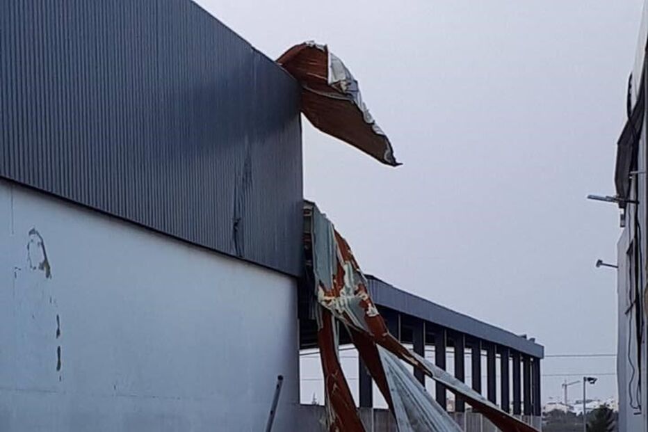Tornado deixa rasto de destruição no Algarve