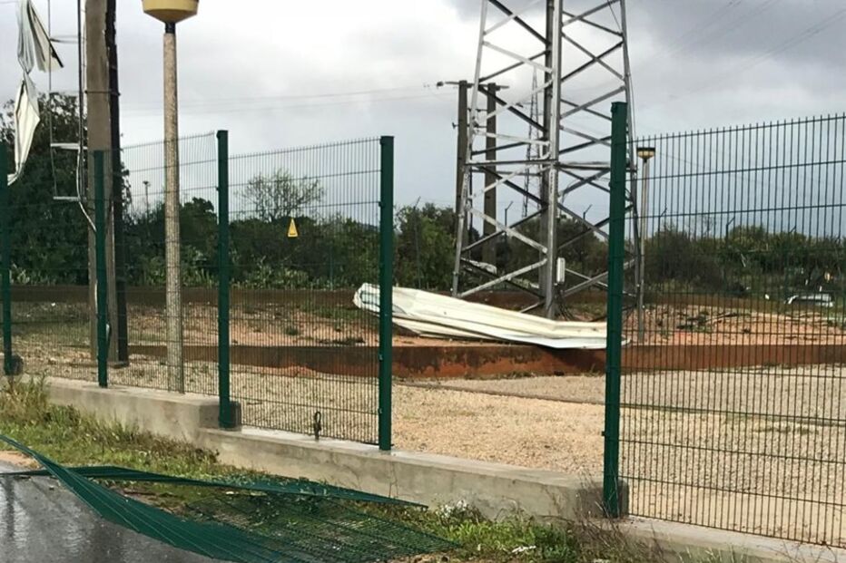 Tornado deixa rasto de destruição no Algarve