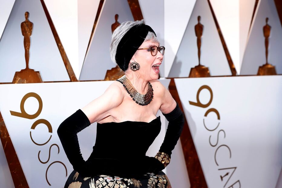 Rita Moreno, a utilizar o mesmo vestiu que utilizou na cerimónia dos Óscares em 1962, quando foi premiada pela sua prestação no filme 