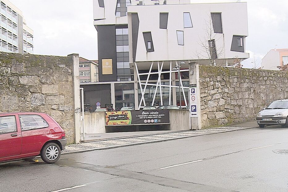 Grupo invadiu supermercado em Braga à hora de fecho e quando havia clientes na loja. Fugiram sem roubar nada 