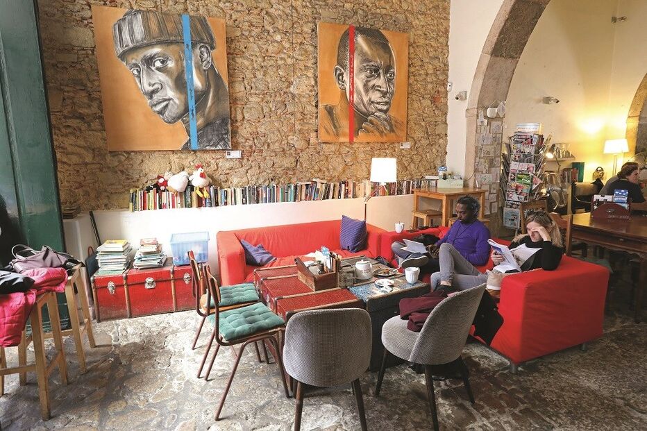 Beber um café enquanto lê um livro