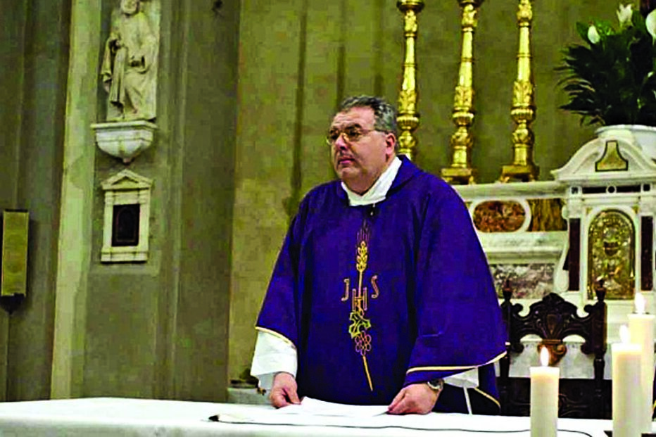 padre, extorsão, fiéis, prostitutos, itália