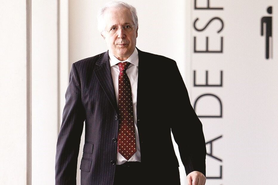 Orlando Figueira assinou um contrato com a empresa Primagest   