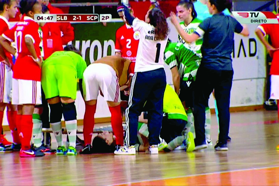 Ana Catarina, guarda-redes do Benfica, pede calma aos adeptos das águias, no momento em que Débora Queiroz (Sporting) é assistida no pavilhão da Luz, depois de bater com a cabeça no solo 