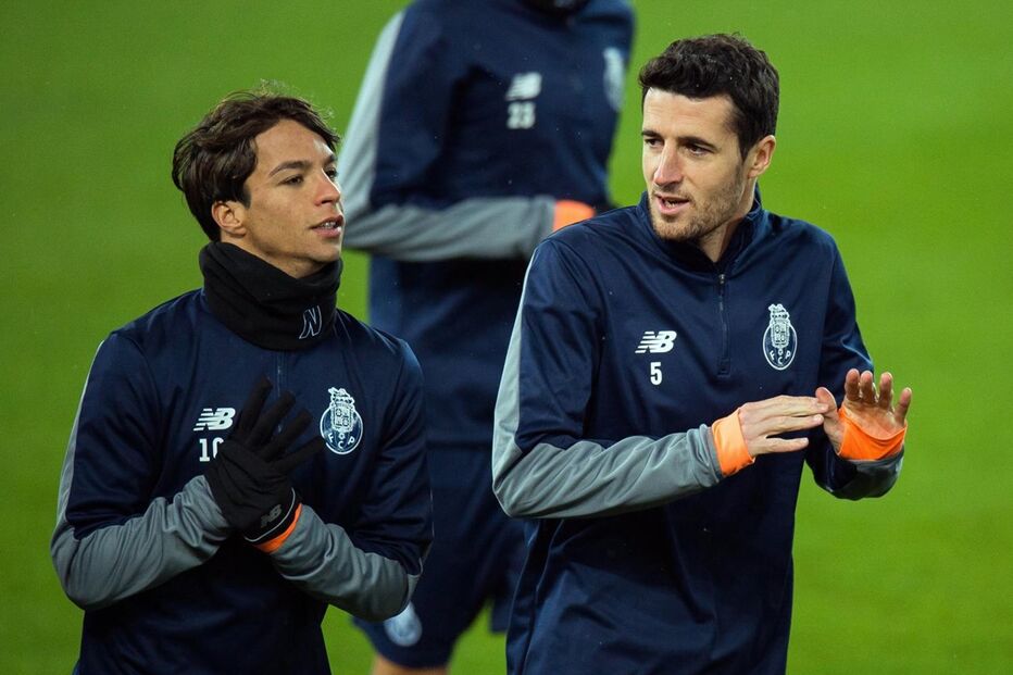 Jogadores do FC Porto aquecem antes do jogo com o Liverpool