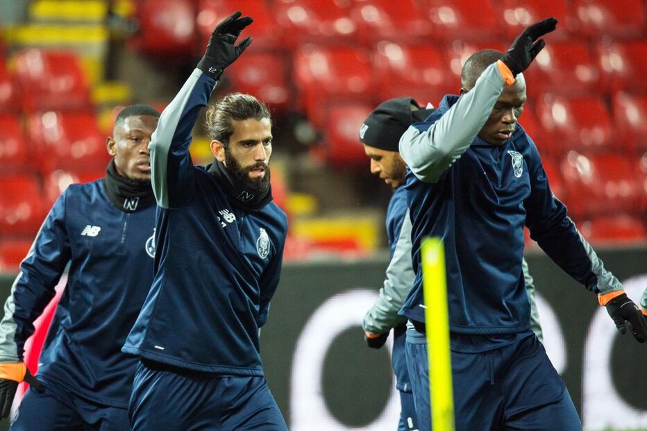 Jogadores do FC Porto aquecem antes do jogo com o Liverpool