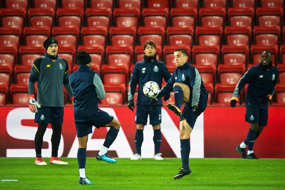 Jogadores do FC Porto aquecem antes do jogo com o Liverpool