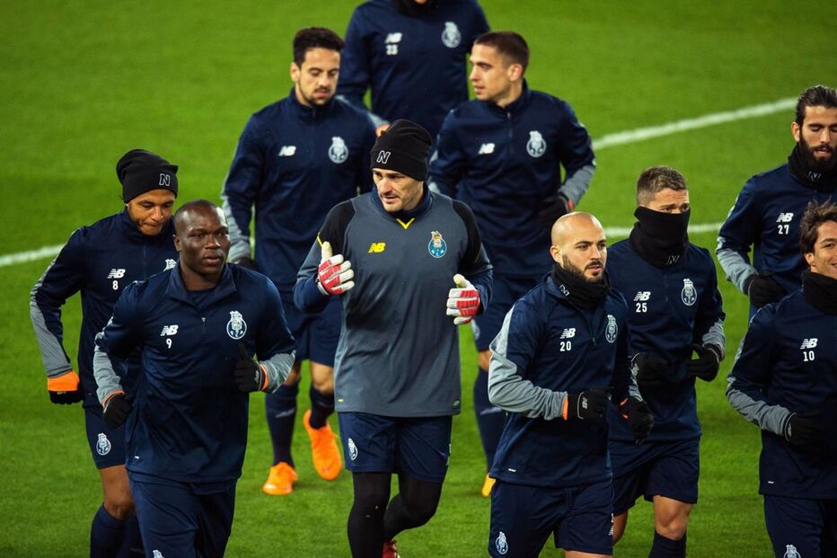 Jogadores do FC Porto aquecem antes do jogo com o Liverpool