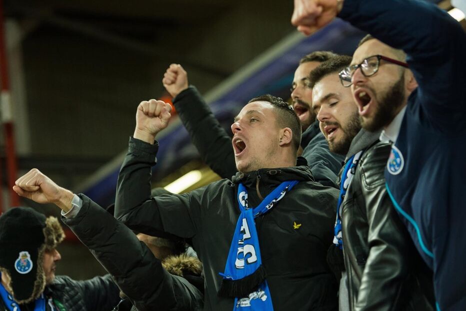 Jogadores do FC Porto aquecem antes do jogo com o Liverpool
