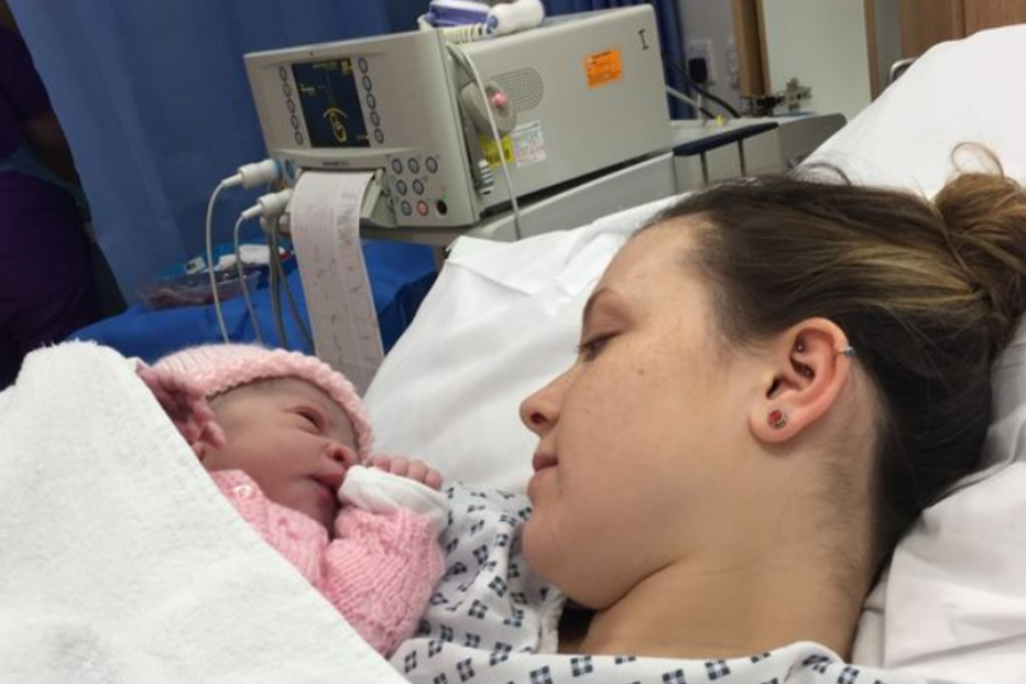 Modelo dá à luz sem saber que estava grávida