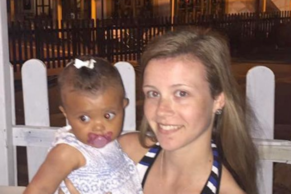 Modelo dá à luz sem saber que estava grávida