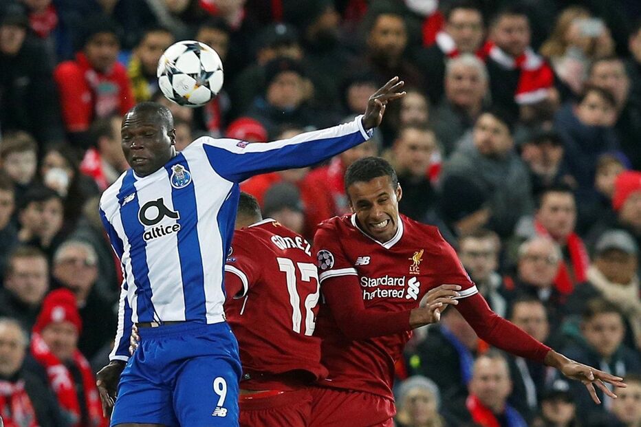 Jogadores em ação no Liverpool - FC Porto