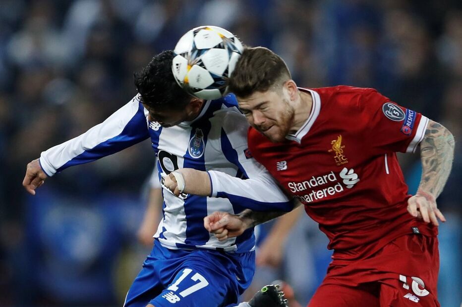 Jogadores em ação no Liverpool - FC Porto