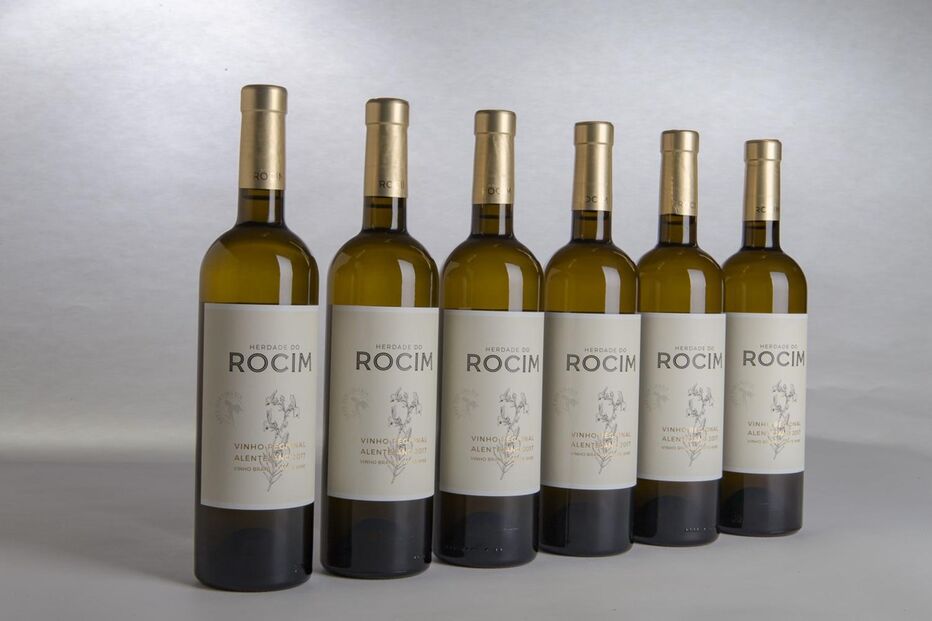 O vinho de 2017 é feito com as castas Antão Vaz, Arinto e Viosinho. Custará cerca de 11 euros 