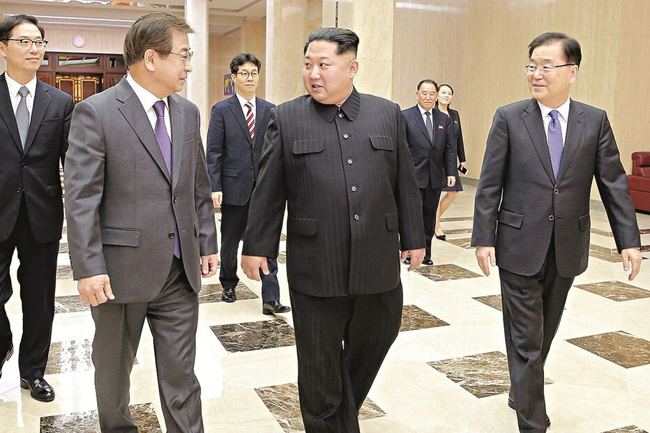 O líder norte-coreano, Kim Jong-un, (ao centro) recebeu uma delegação sul-coreana em Pyongyang e admitiu pela primeira vez abdicar do programa nuclear  