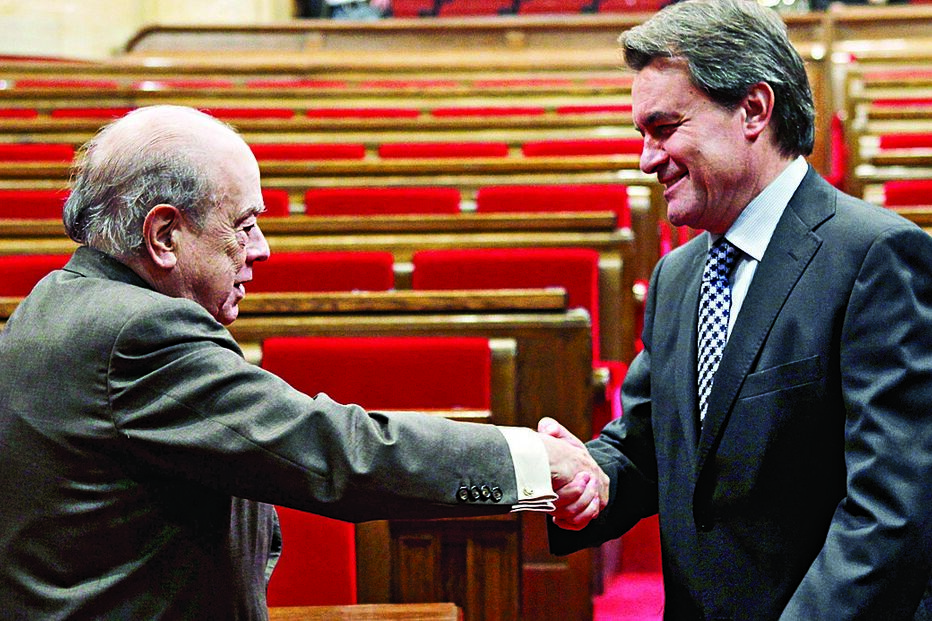 Processo separatista terá sido lançado para ofuscar suspeitas de corrupção contra Jordi Pujol (esq.) e Artur Mas 