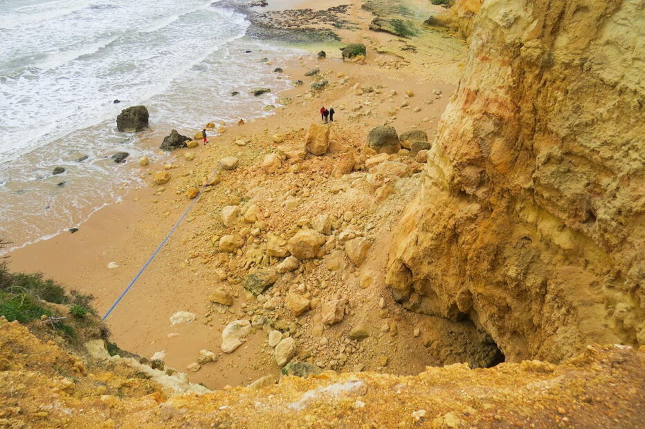 Uma parte da arriba entre as praias do Vau e dos Careanos, no concelho de Portimão, desmoronou ontem 