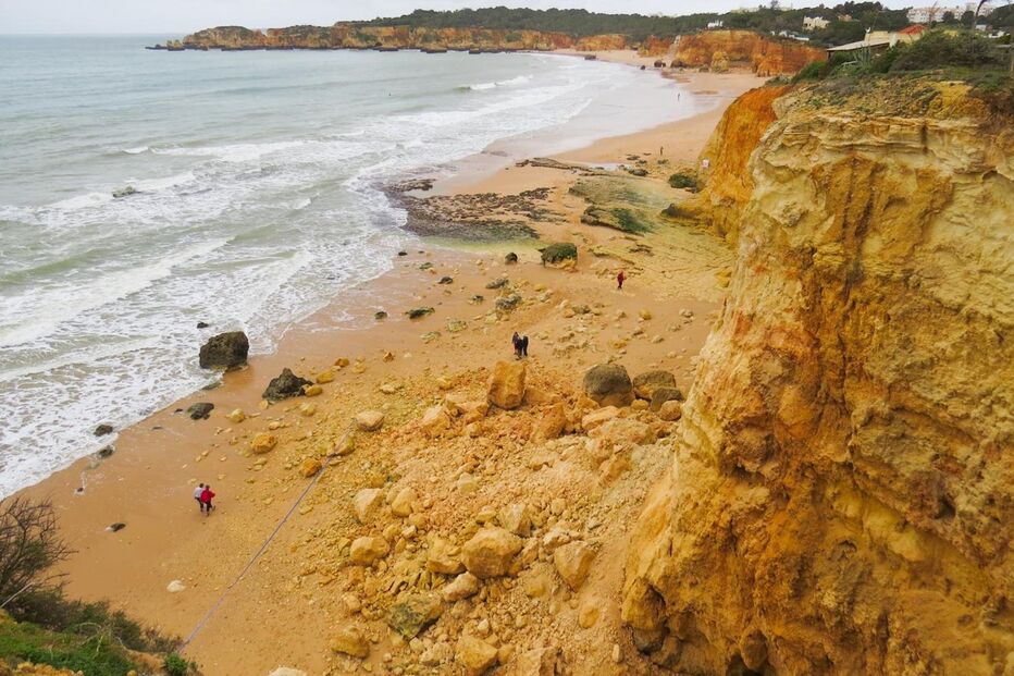 Uma parte da arriba entre as praias do Vau e dos Careanos, no concelho de Portimão, desmoronou ontem 