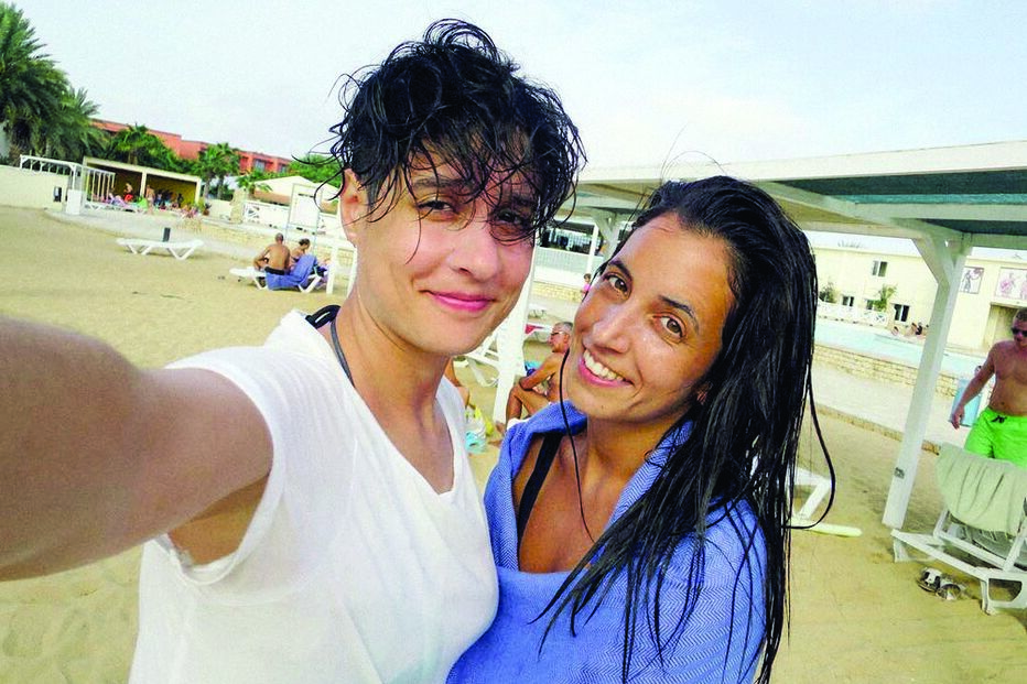 Isaura celebra vitória no Festival da Canção junto da namorada