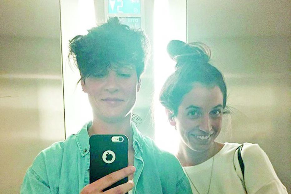 Isaura celebra vitória no Festival da Canção junto da namorada