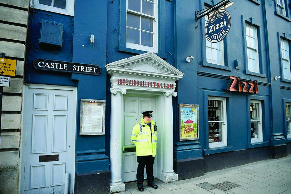 Polícia isolou restaurante e pub nas imediações do local onde Skripal foi encontrado    