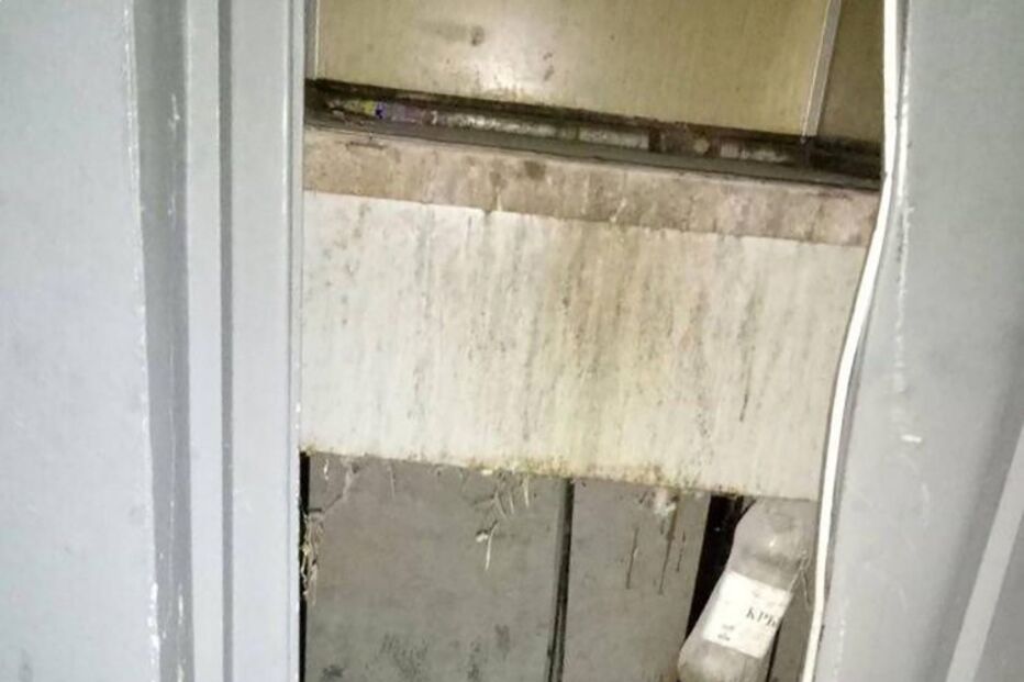 Mãe vê filho bebé morrer antes de ser esmagada por elevador