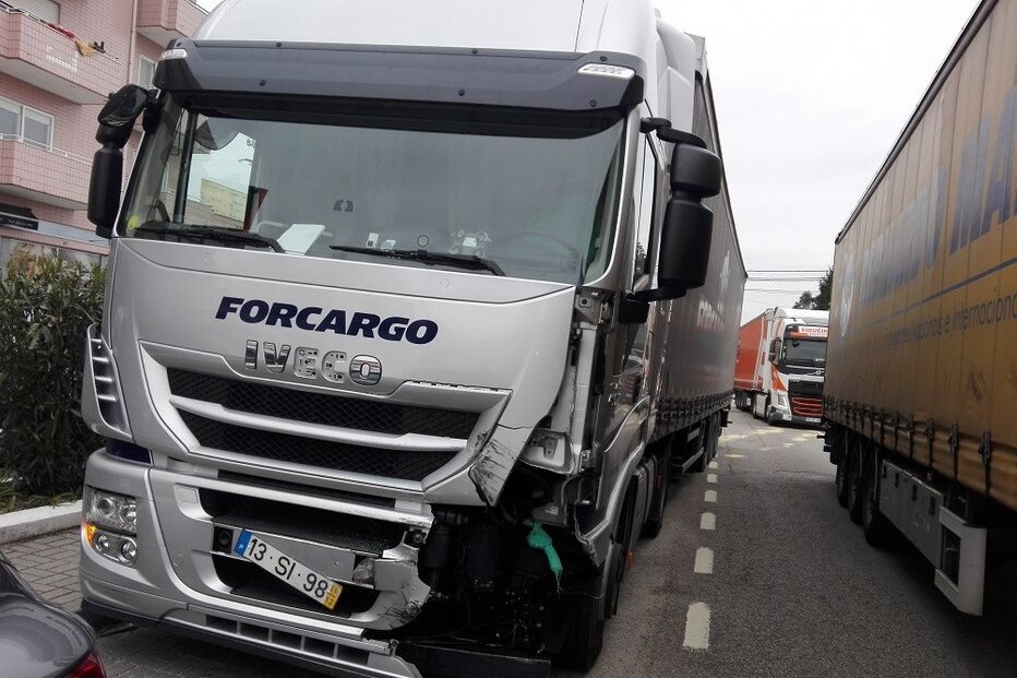 Dois feridos em colisão de carro e camião na Lourosa