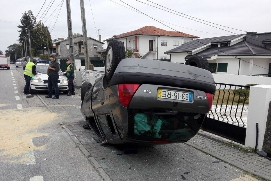 Dois feridos em colisão de carro e camião na Lourosa
