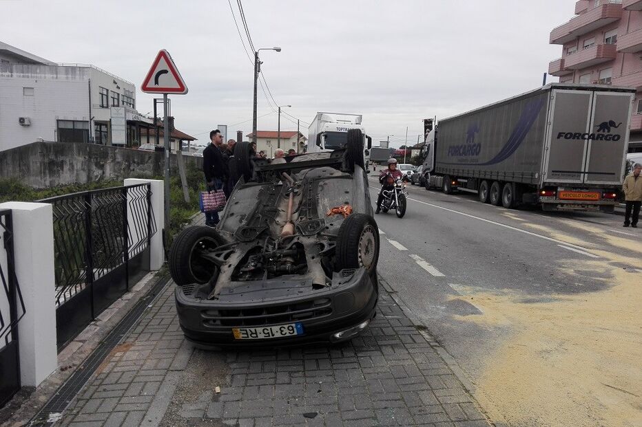Dois feridos em colisão de carro e camião na Lourosa