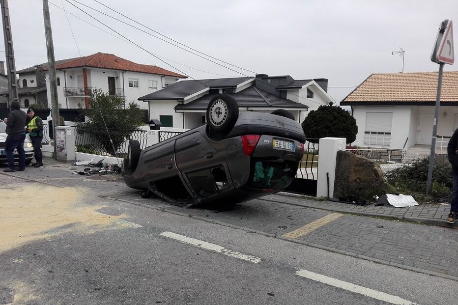 Dois feridos em colisão de carro e camião na Lourosa