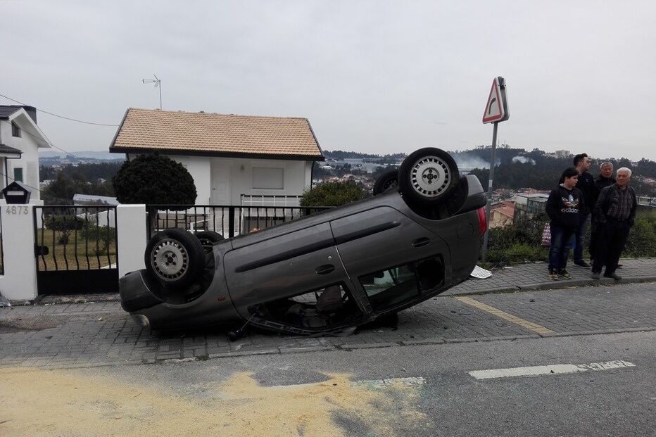 Dois feridos em colisão de carro e camião na Lourosa